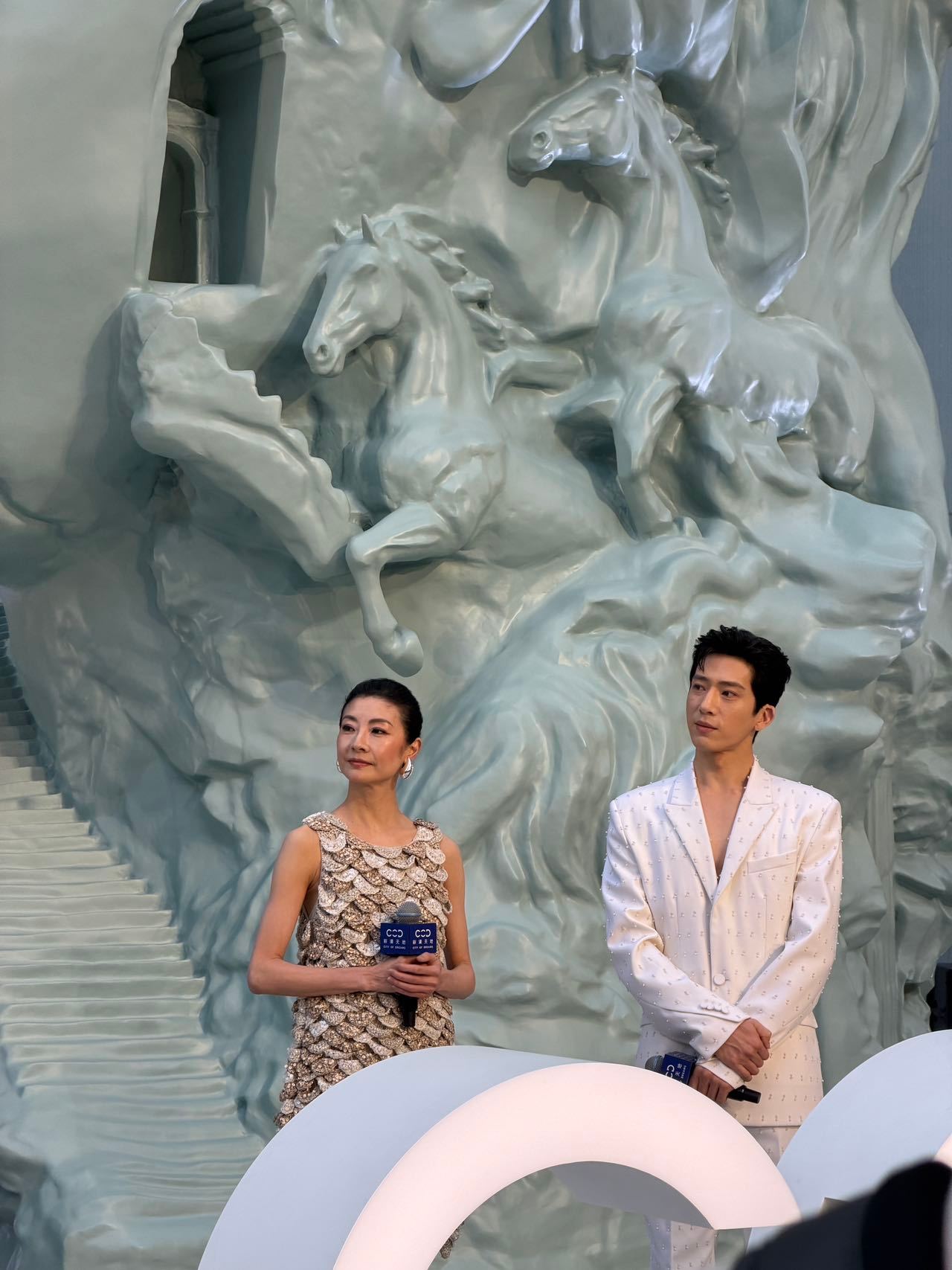 井柏然BeADreamer超爱井柏然这种低调休闲又富质感的轻松装束，先锋建筑