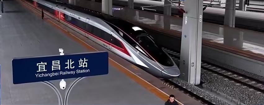 宜昌北站马上就要通车了，我们可以坐上时速可达450公里每小时的动车了，也就是说从
