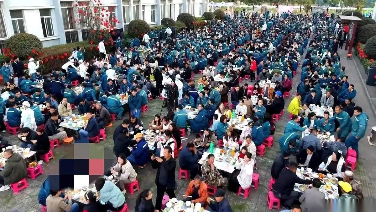 湖北天门一个服装厂老板，年底请工人吃饭，就多说了一句：“把家属都带上。”结果到