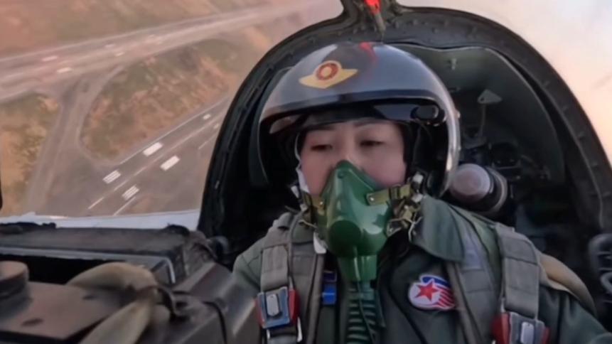 朝鲜女飞行员首次亮相飞行，又美又飒！近日，在朝鲜空军80周年的庆典上，朝鲜女飞