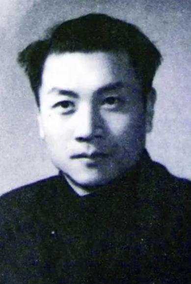 1944年，一地下党入狱后被汉奸认出，只好求狱友将他勒死，没想到，将死之时，他却