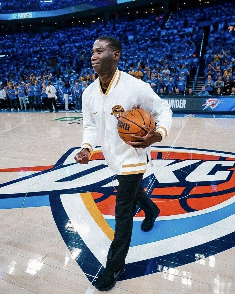 洛杉矶湖人主裁詹姆斯·威廉姆斯在湖人队的比赛中的表演，简直灾难——🔸因艾顿手臂