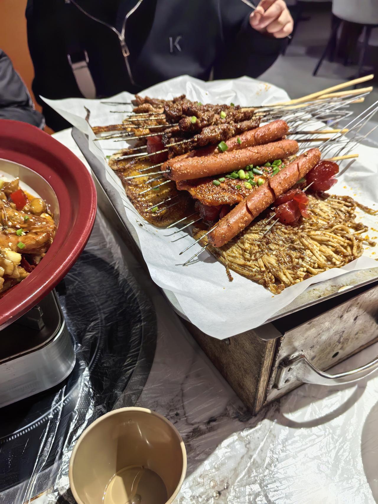 美食家常打卡🔥休息日的快乐密码！一家三口锁死这家烧烤店，砂锅牛蛙+基围虾直接封