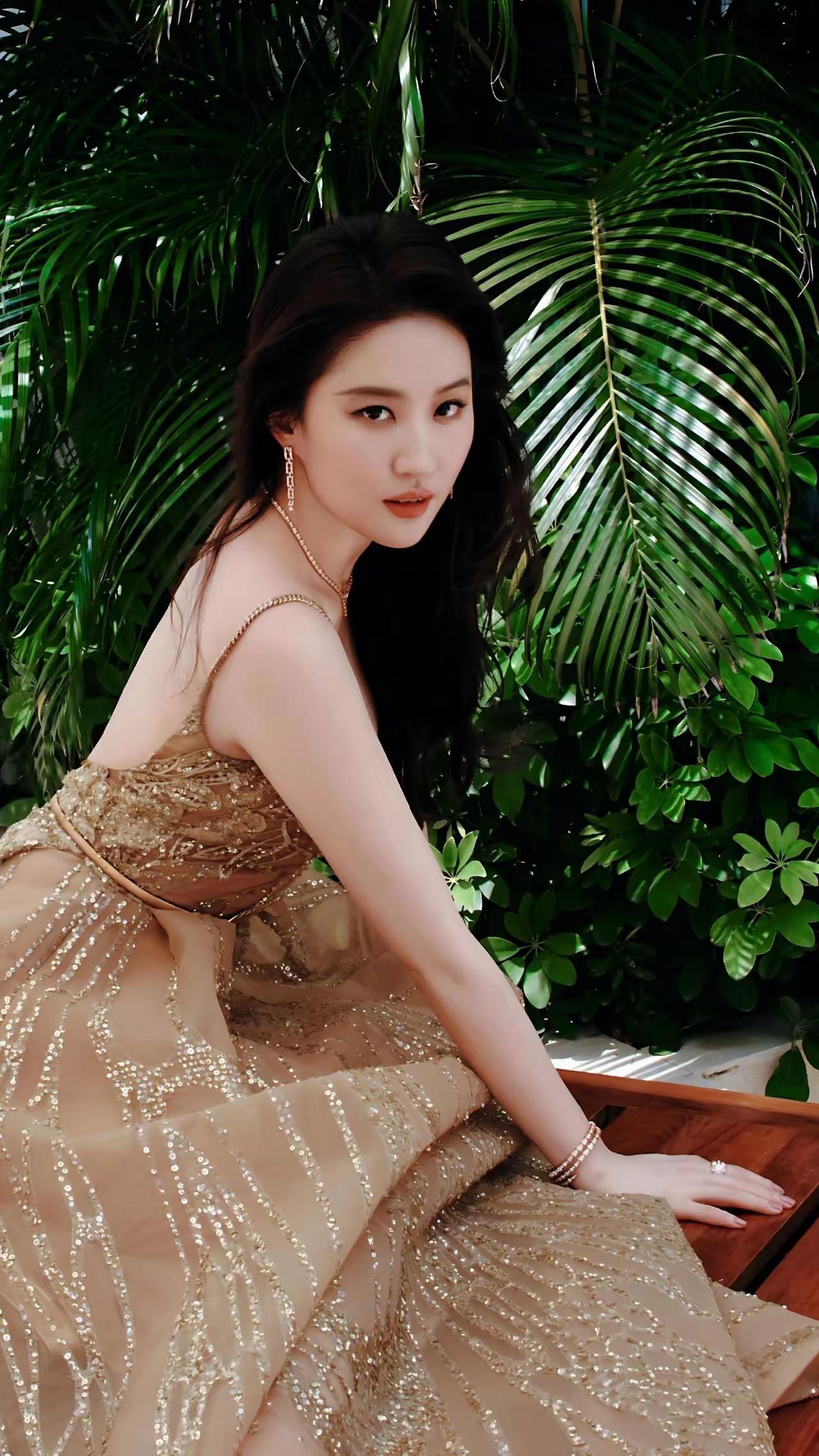 美女壁纸～刘亦菲,仙女姐姐这身金色亮片裙太美了，仿佛自带柔光效果，让人心动不已