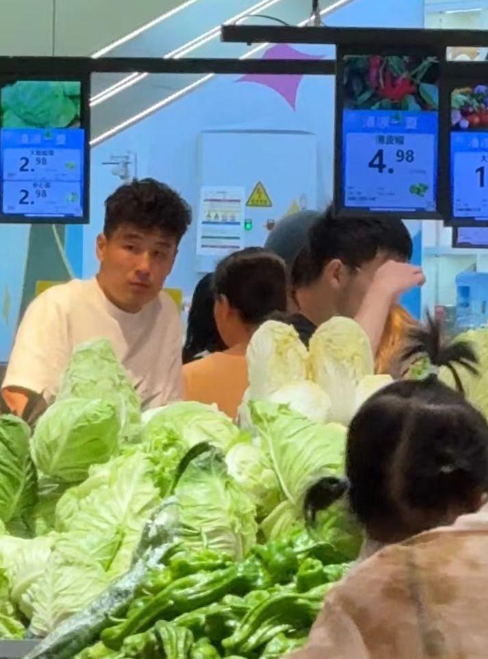 【亚洲一哥们在上海买菜】近日，在上海某超市，有球迷偶遇了亚洲一哥们。当时他正带