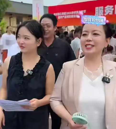 今天，李律与许妈都出来直播了！太让小星星们开心了！李律今天专门登泰山，昨天结