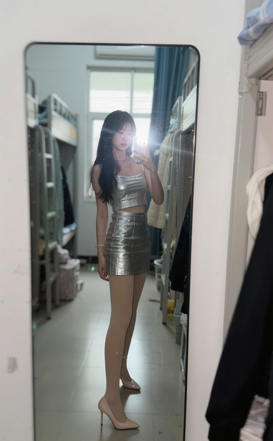 娇俏少女换新装，高跟约会显风情