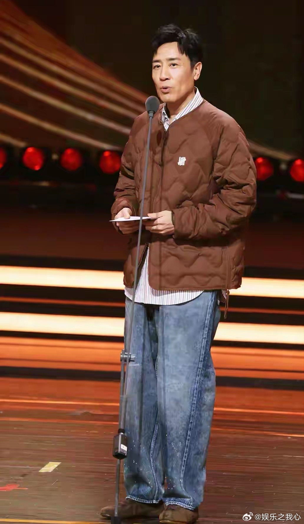 难怪观众那么喜欢于和伟，把他的着装一看，就知道观众为什么越来越喜欢他了。别人上台