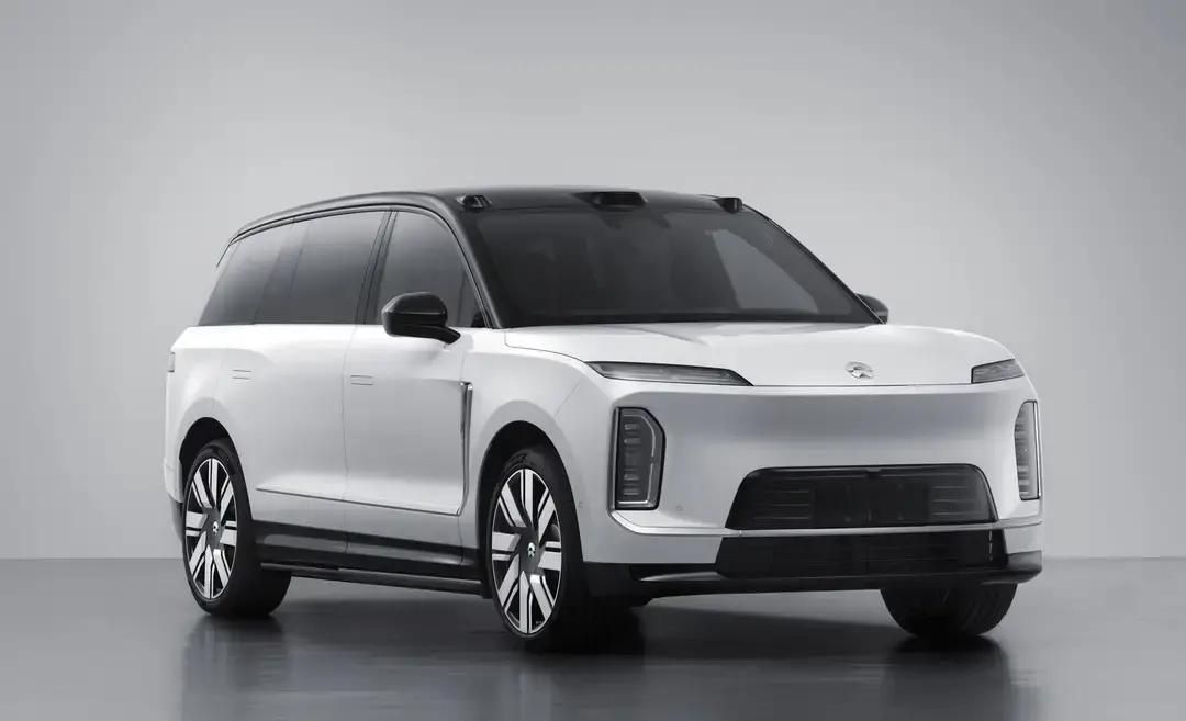 蔚来这个ES9，车重奔着3.5吨去了这块头，轴距3米25，摆明了就是...