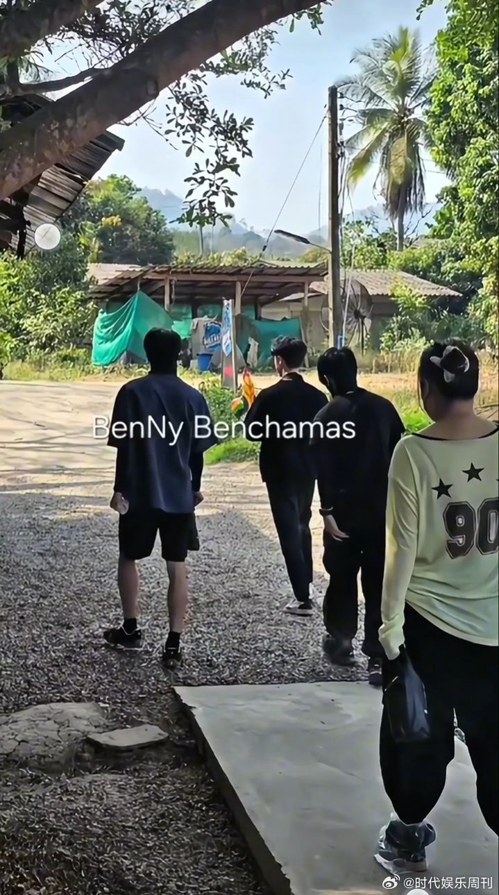 宋威龙宋威龙泰国开越野车宋威龙和朋友泰国开越野车宋威龙和朋友在泰国开越野车，