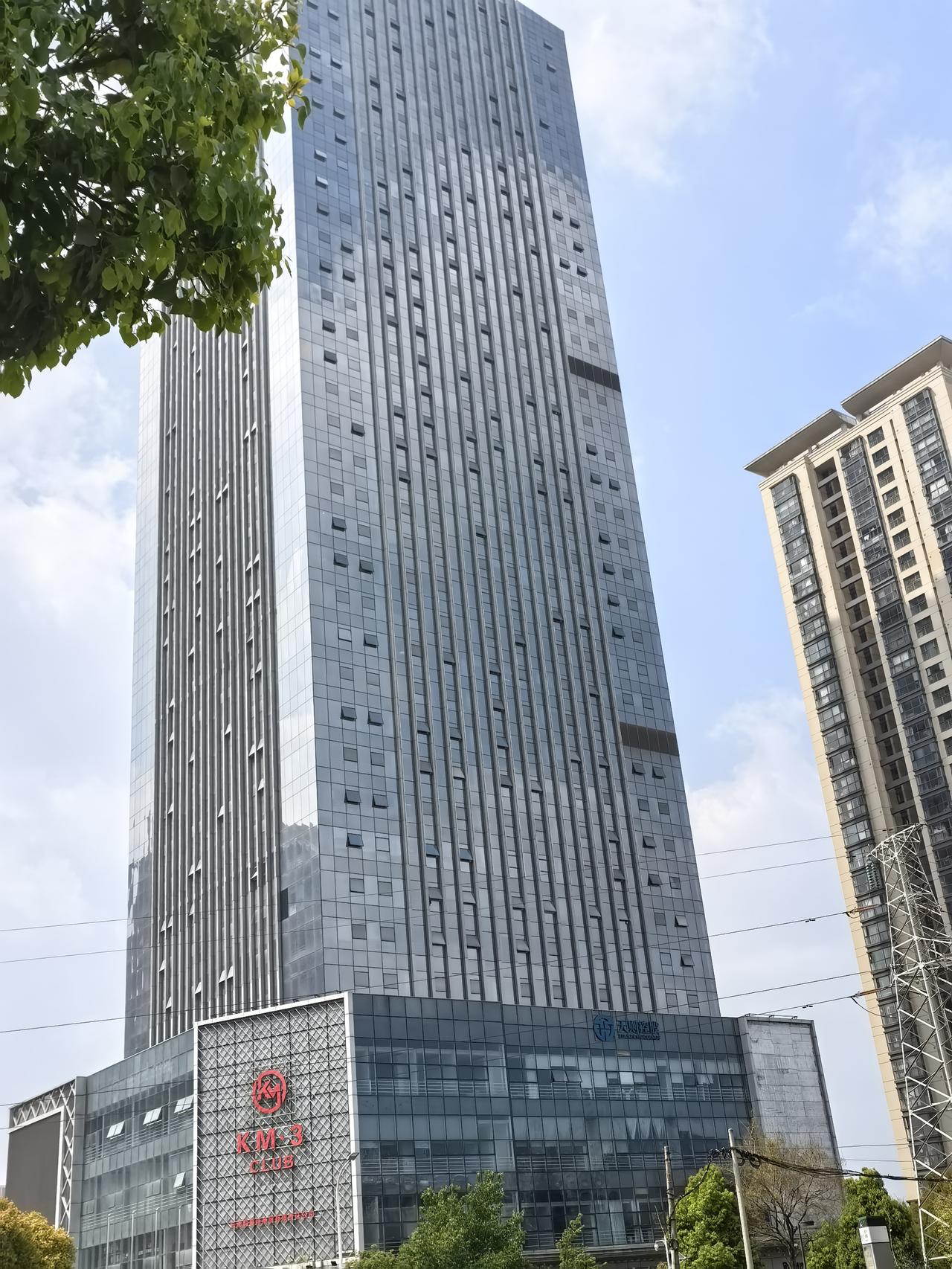 天则控股大厦是位于盘龙区穿金路中段上的一幢五A甲级写字楼，也是天则控股集团的云