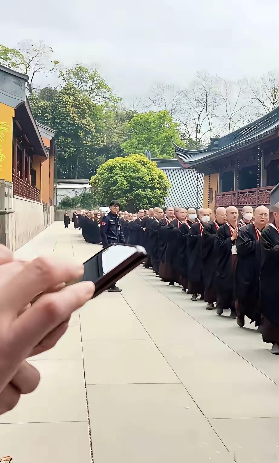 全都是一群身强体壮的男人，一个上年纪的都没有，一天到晚什么活都不干，要说没问题不