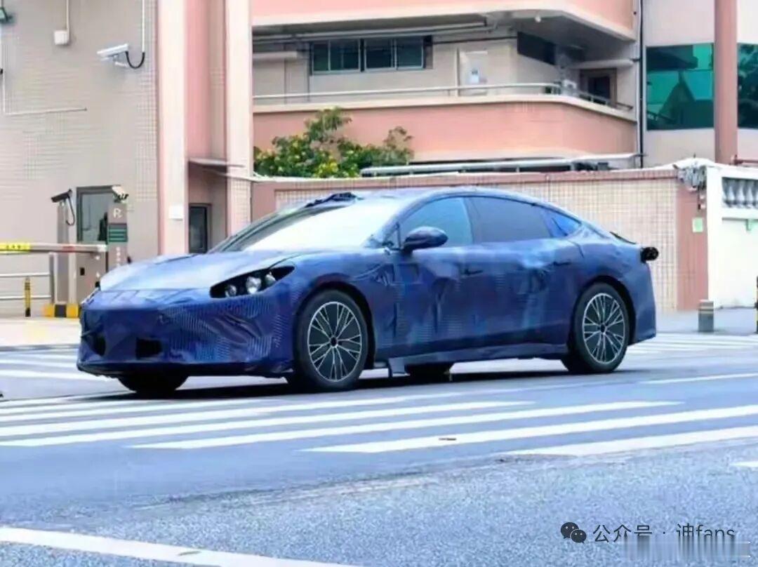 懂车之道讯近日，我们从互联网获得一组方程豹首款轿车谍照。新车或定名“镁9”，计划