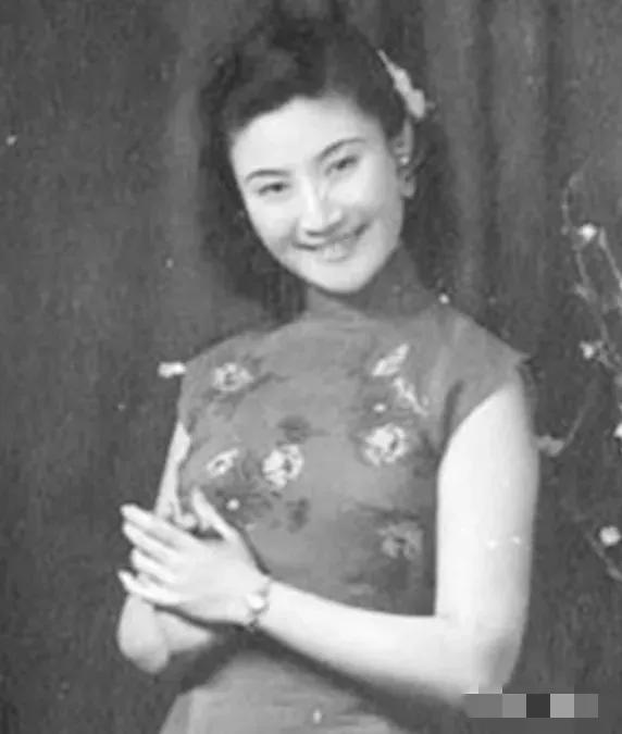 1966年，“京剧皇后”言慧珠自缢前，她拉着11岁的儿子跪在丈夫俞振飞面前，嘱托