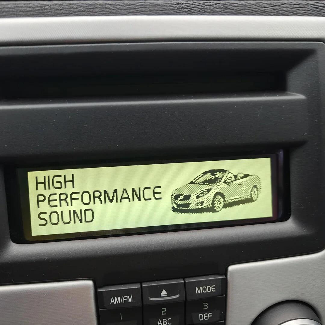 2000-2010年左右配备了高保真音响系统的沃尔沃都会在车机开机时显示车型ic