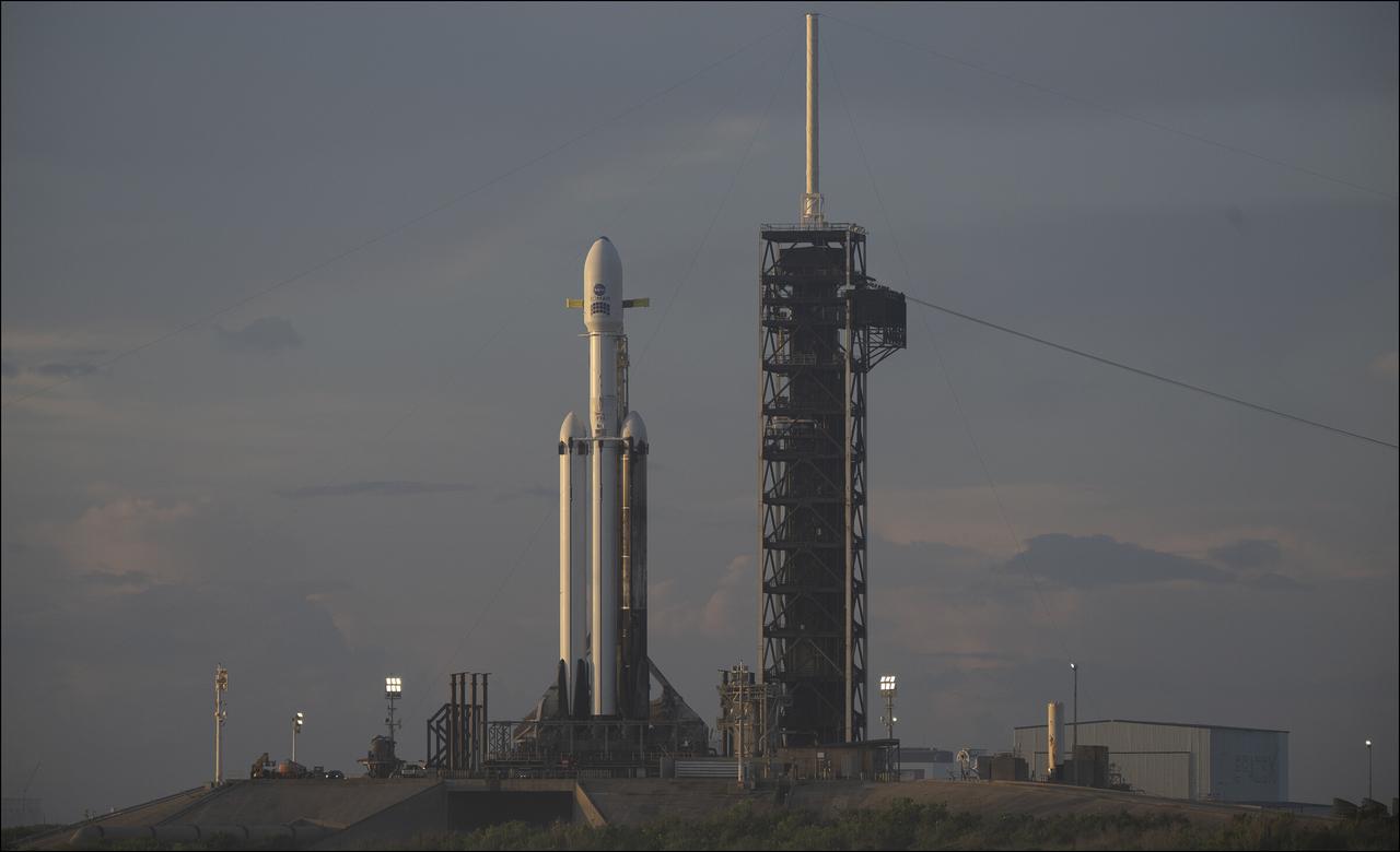搭载NASA南希・格蕾丝・罗曼太空望远镜的SpaceX猎鹰重型FH火箭，