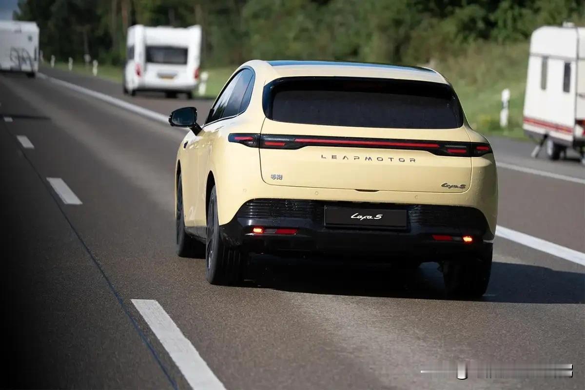 定位比B系列高，但价格相当，零跑Lafa5有点东西。 零跑Lafa5瞄准的就