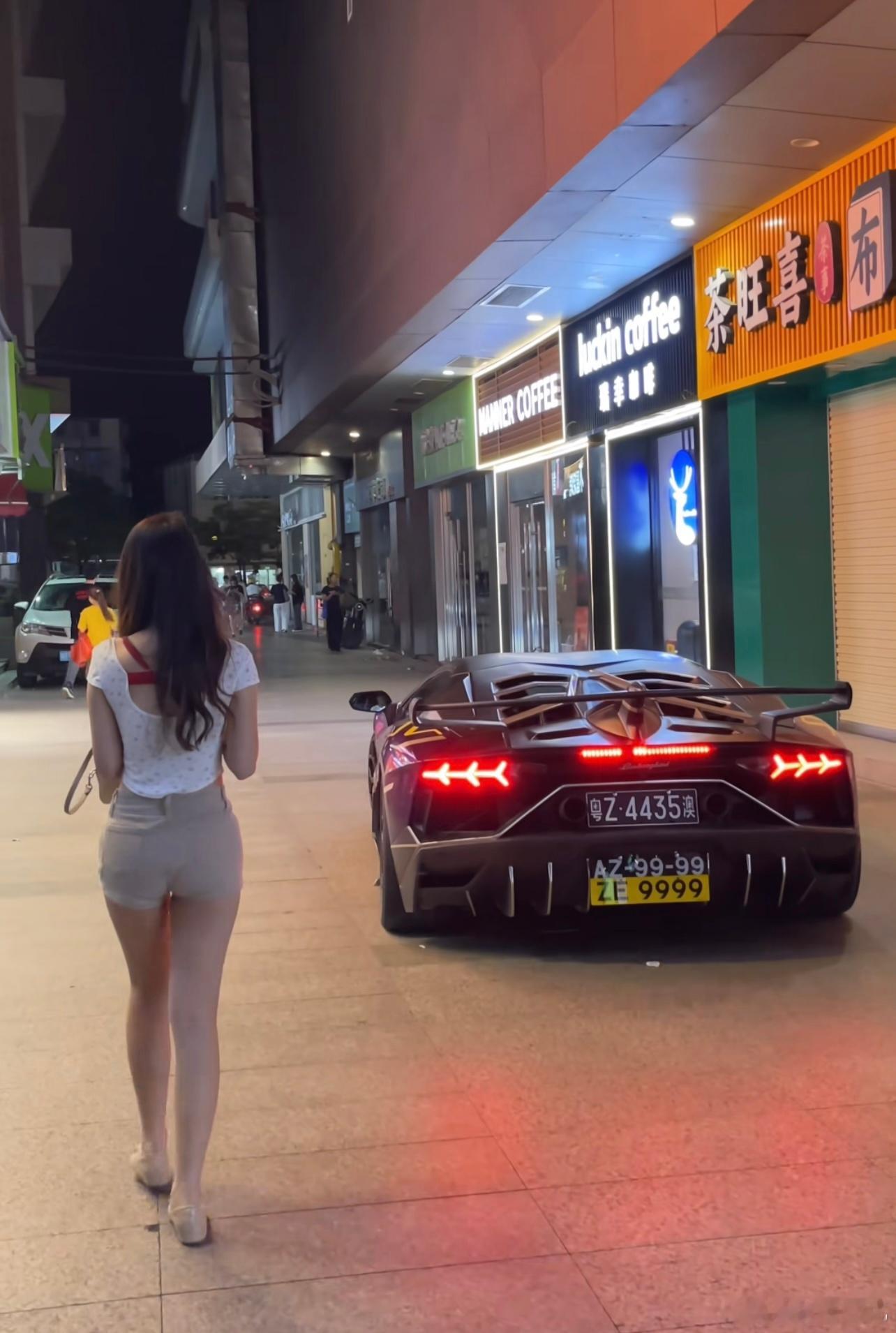 车开得还不如妹子走得快…[笑着哭]​​​