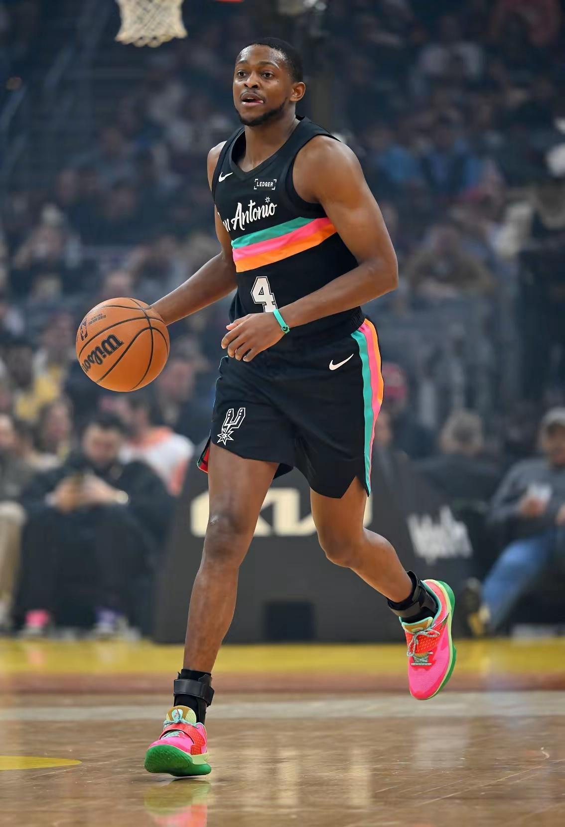 马刺怎么赢的雷霆？他们没拼命防三分，他们亲手拆掉了雷霆的弹药库。核心就一条：