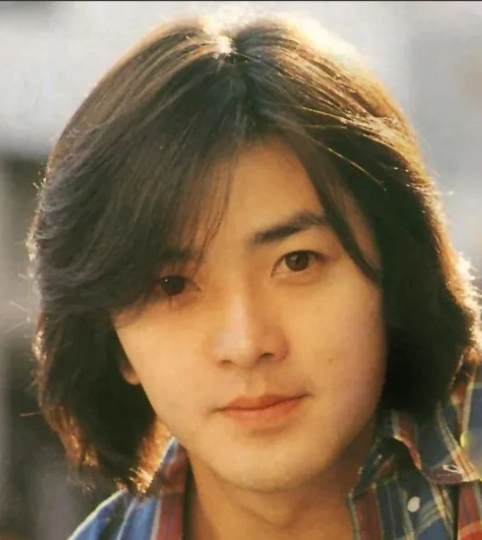 2005年，邵美琪穿火红比基尼拍瘦身广告，郑伊健看到后公开称赞旧爱“正点”，梁咏