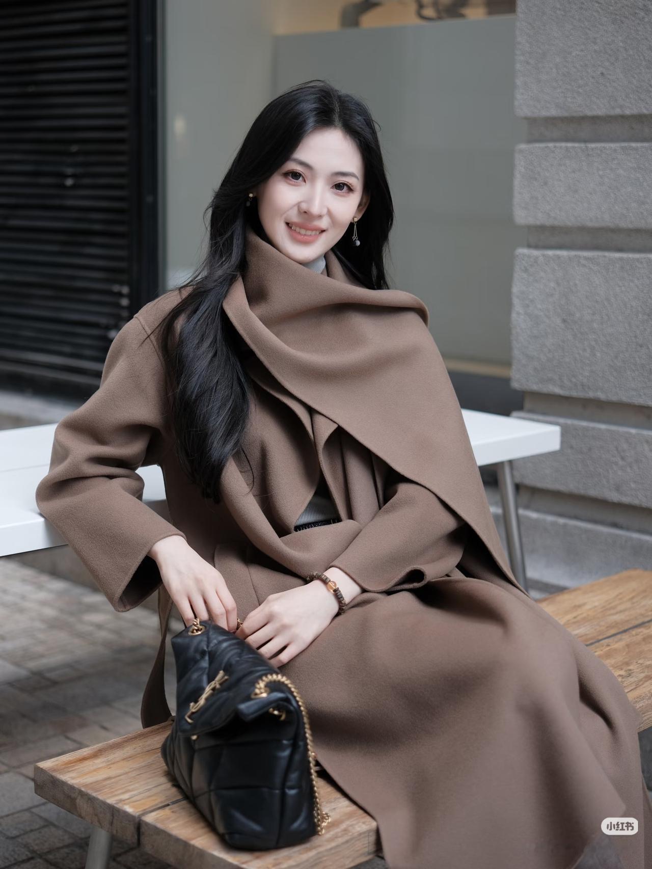 ​桐间露落，柳下风来。​浮生若梦，为欢几何。