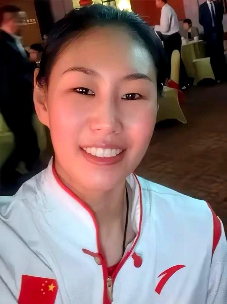 中国女排“北长城”颜妮，来自辽宁，身高1.92米。她早先收起沙滩排球走回室内，