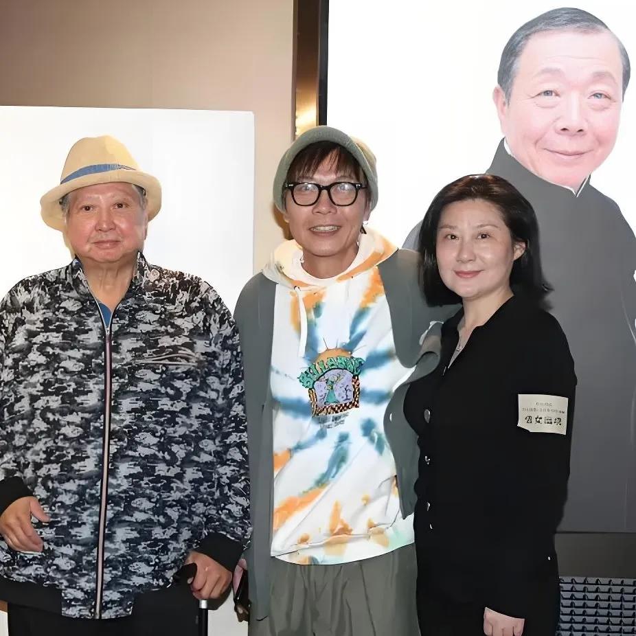 洪金宝看望午马的遗孀，一张珍贵的合影，两人同属洪家班成员，洪金宝曾对午马多有提携
