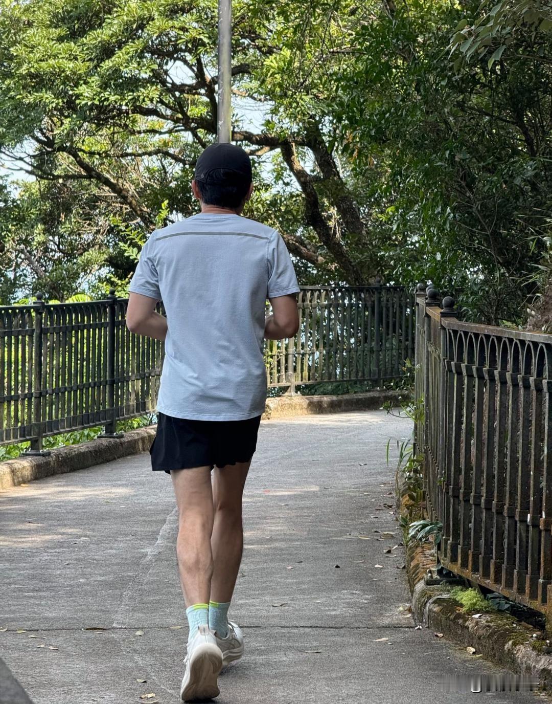 63岁梁朝伟在香港太平山跑步，背影看起来好瘦，两条腿很纤细。年龄那么大了，身子骨