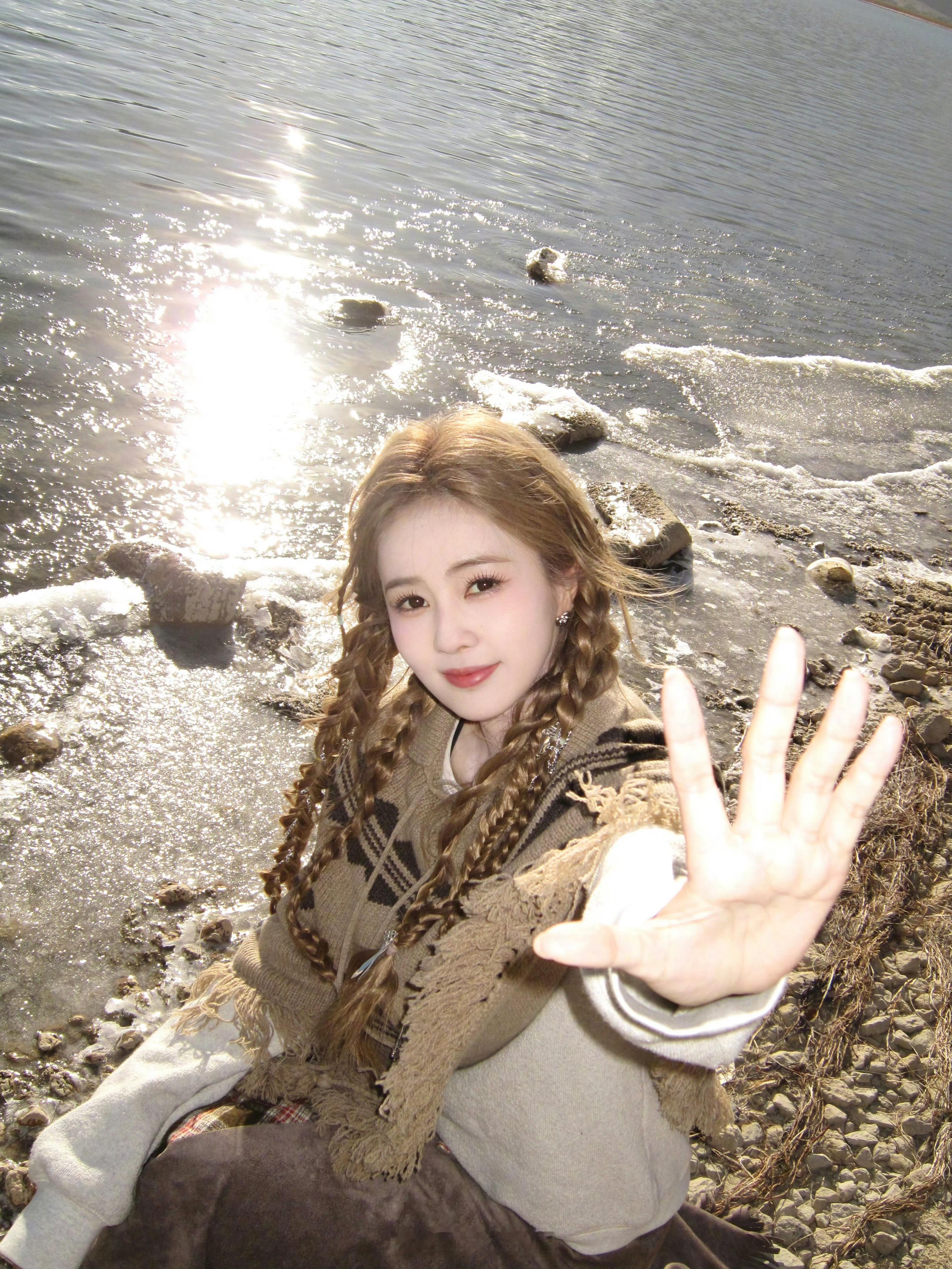 真的得夸夸白鹿，这组大片拍的很好看，甚至带着一点神性。