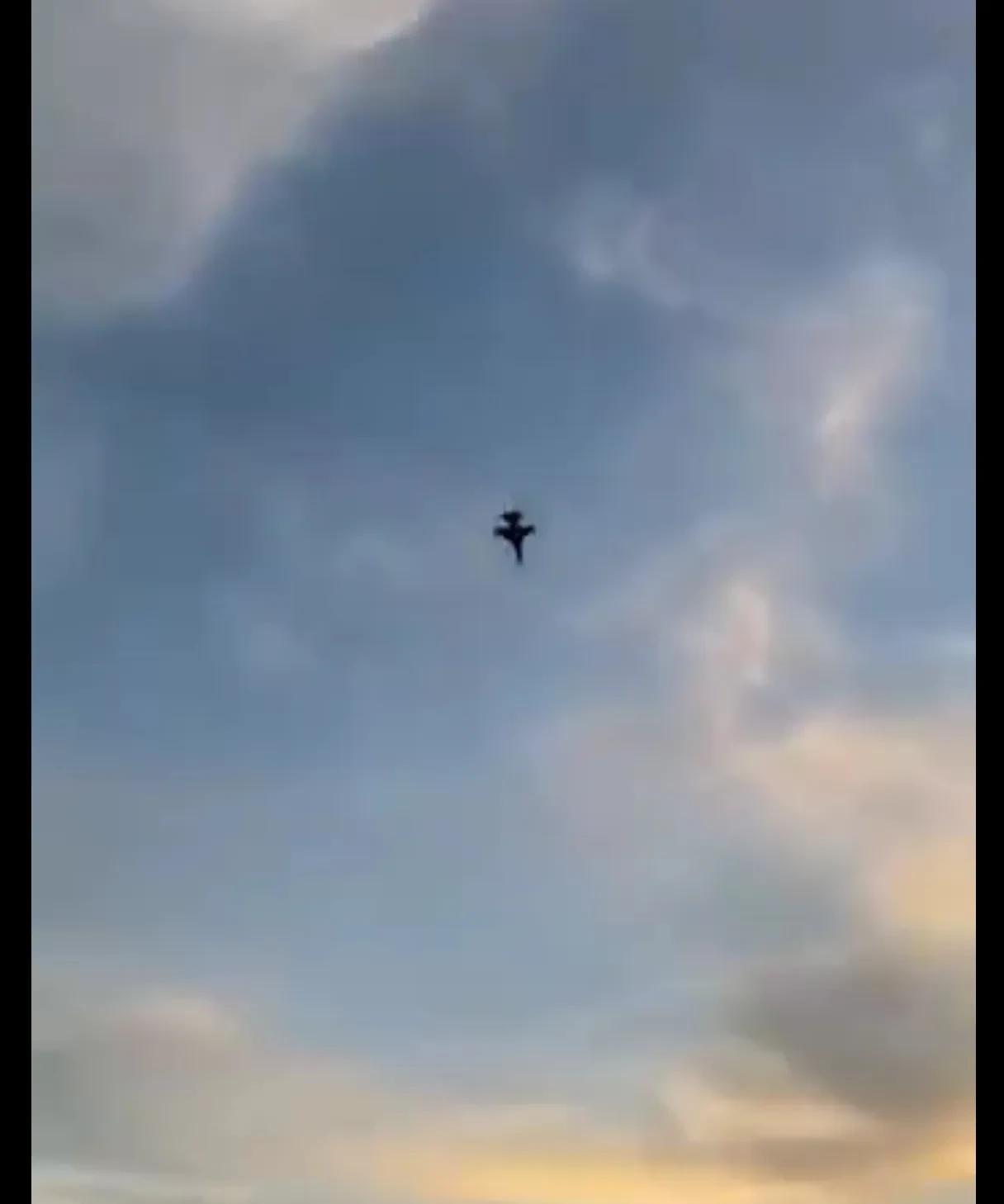 波兰厉害，人家用导弹撞地球，它用飞机撞地球。近日一架波兰空军F-16战斗机在飞