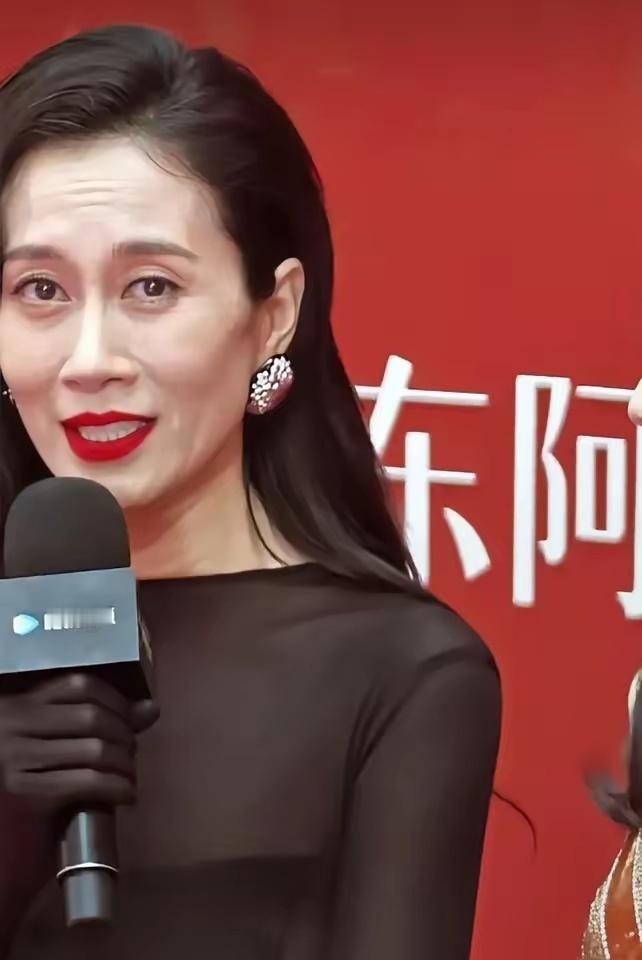 47岁温峥嵘瘦脱相了，不到90斤的体重、胶原蛋白流失太严重了，年轻时候，她是多么