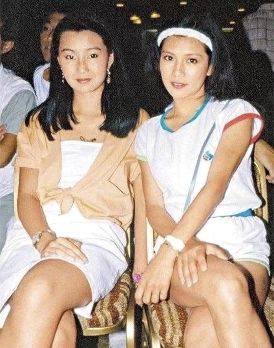 穿着素简的张曼玉和翁美玲，清纯俏皮，两个小精灵那时正青春。刘嘉玲脸上的胶原蛋白