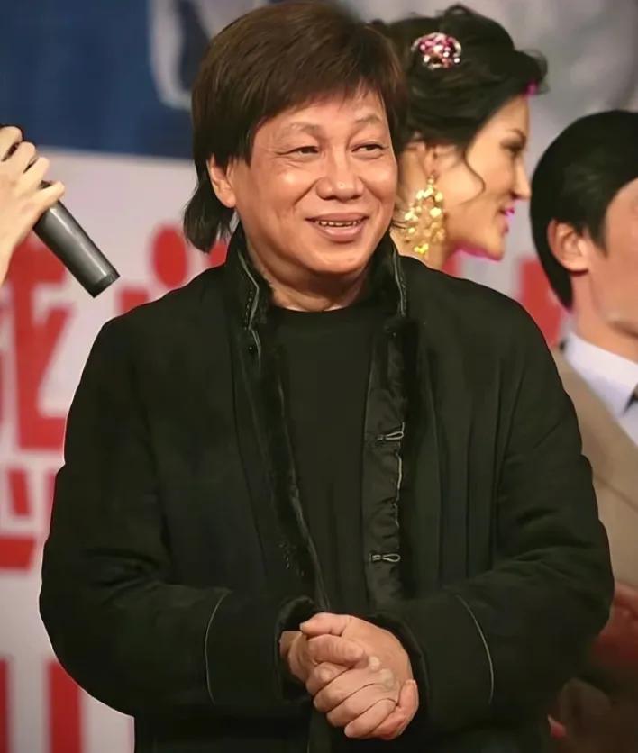 拒两次才演！周星驰三邀梁小龙，火云邪神竟是这么来的电话那头周星驰的声音带着恳