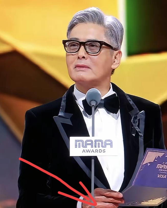 多读书还是有用的！不信你看mama颁奖典礼上周润发，万万没想到，在颁奖开