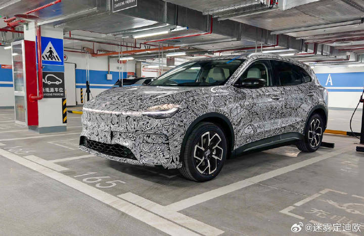 这是MG的新车吧？是个SUV，看着尺寸比MG4大一圈。沿用发光Logo和家族化的