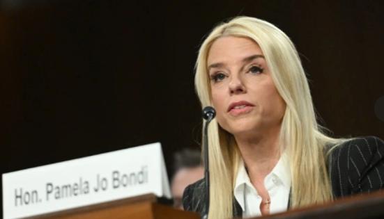 白宫上演“炒鱿鱼大戏”，特朗普怒掀桌子，大清洗才刚刚开始！白宫的空气里飘着一