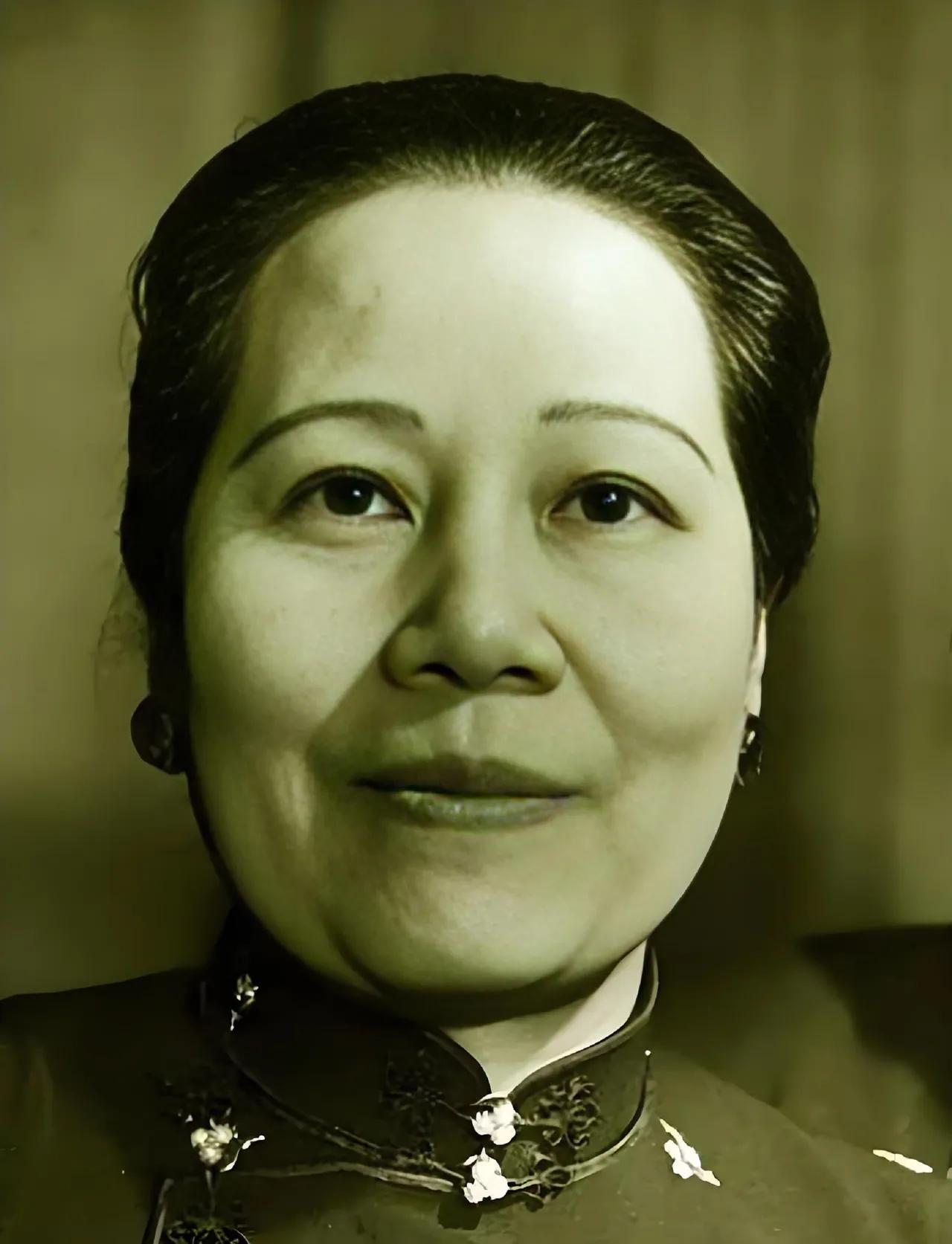 1914年，宋霭龄和孔祥熙完婚。洞房夜，有人竟趁着混乱在宋霭龄身上乱摸。然而，宋