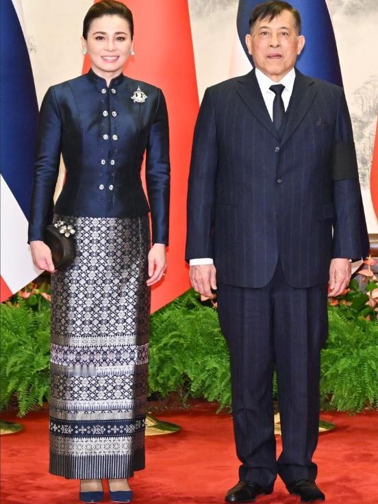 泰国国王访华第二天出席北京欢迎仪式！11月14日玛哈国王带着妻子苏提达到人民大会