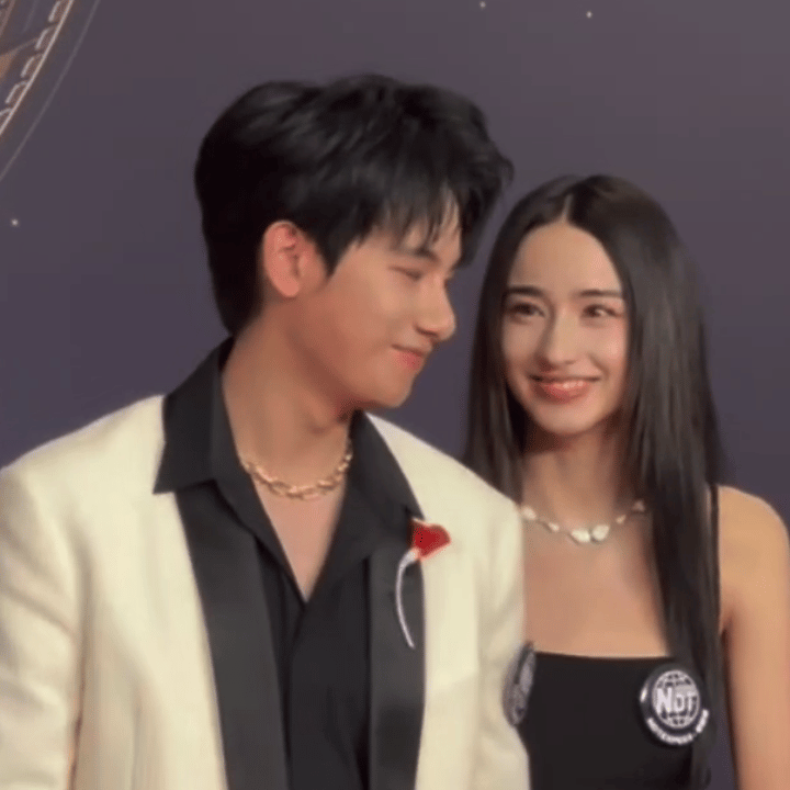 李宛妲妹妹好可爱，这眼神好明亮，还带有崇拜的感觉，如果新剧《风月不相关》男主角是