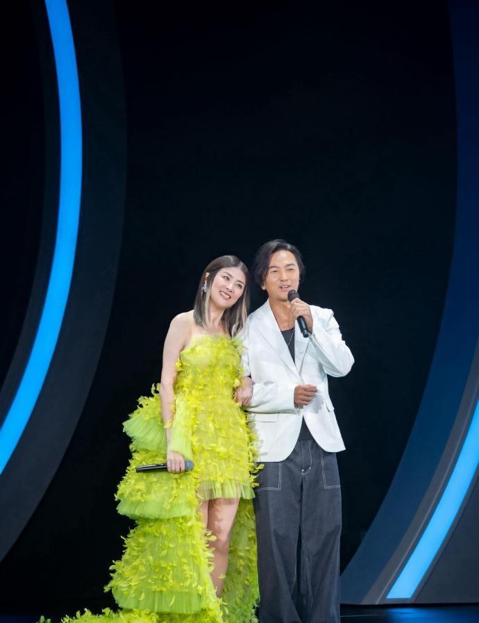 近日陈慧琳在开演唱会的时候邀请了郑伊健，两位站在一起特别的般配，也都显得好年轻。