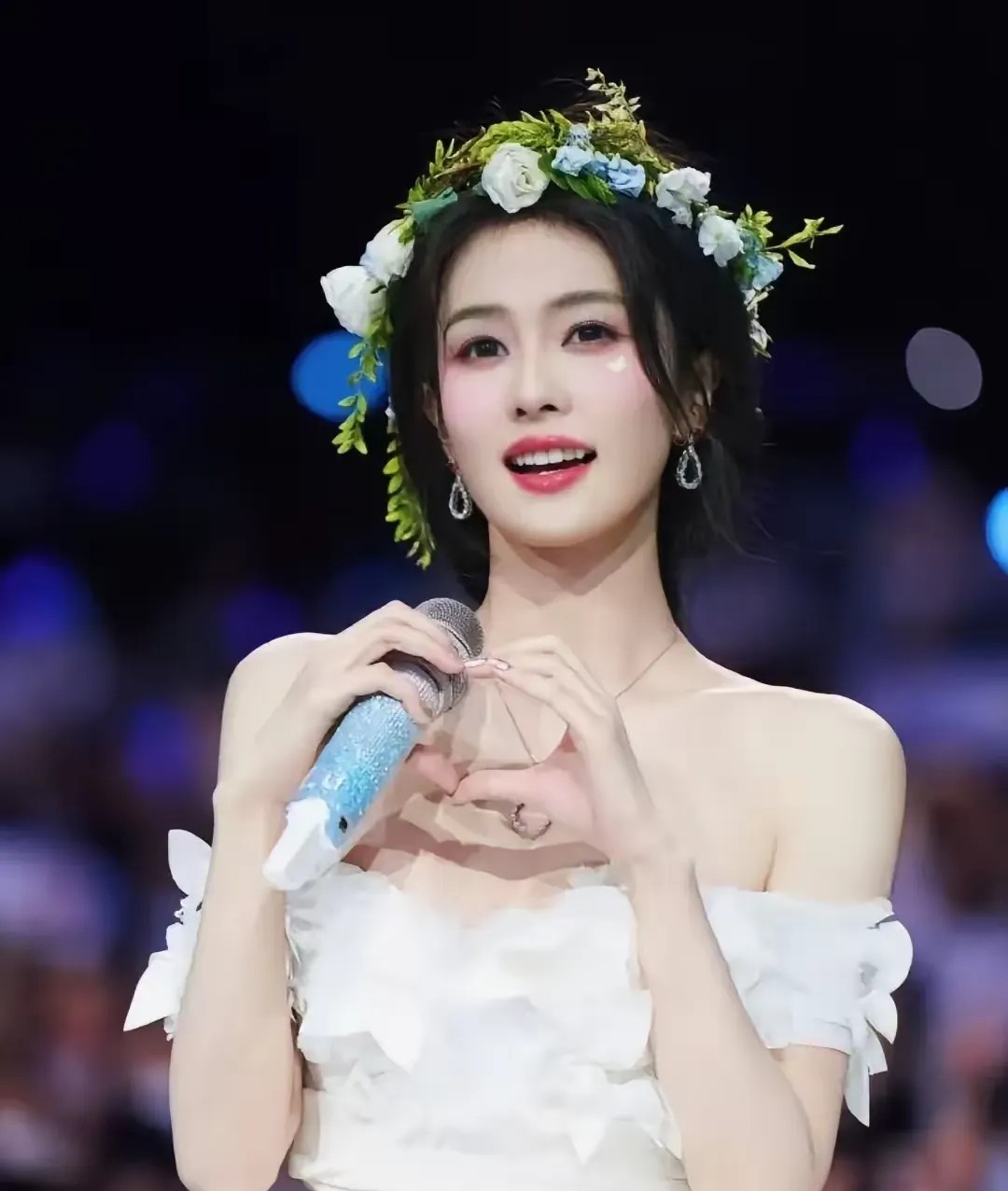 跑男这波操作也太坑白鹿了吧！周深被拖拽受伤那会儿，现场谁不揪心啊？白鹿明