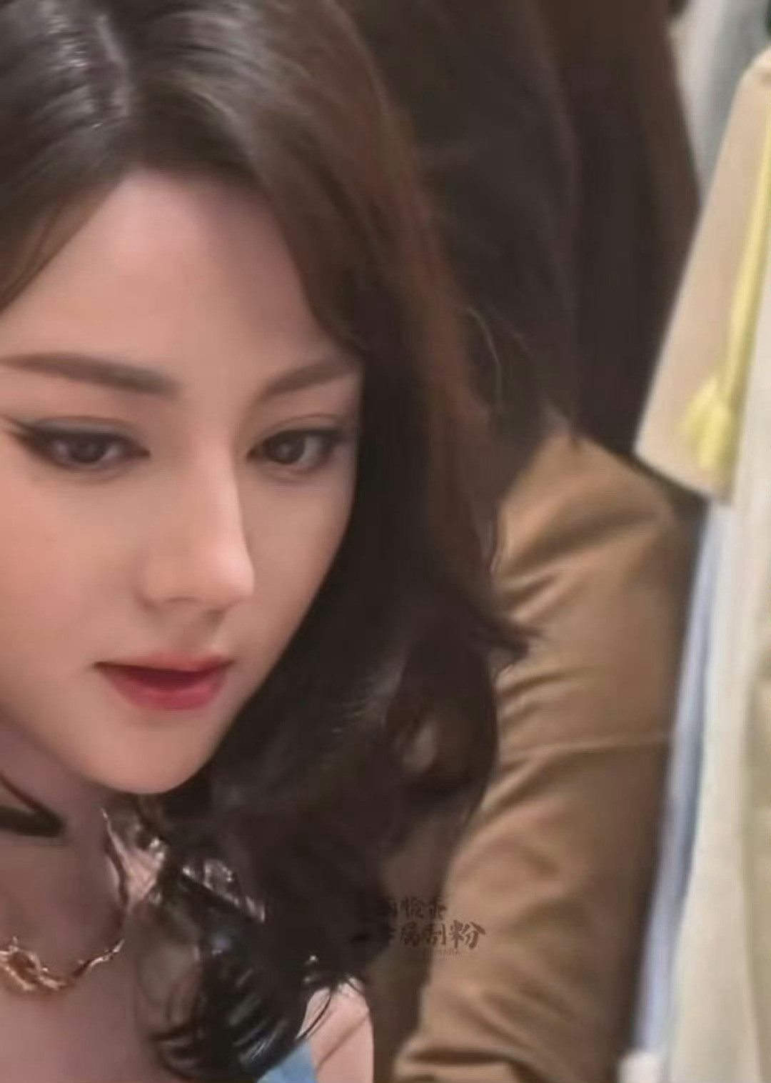 今天这个活动现场确实不友好，室外阴雨天迪丽热巴近距离生图其实也算抗住了，状态这不