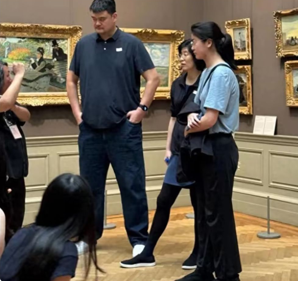 偶遇姚明一家逛纽约大都会，女儿身高远超旁人，家族基因太强大