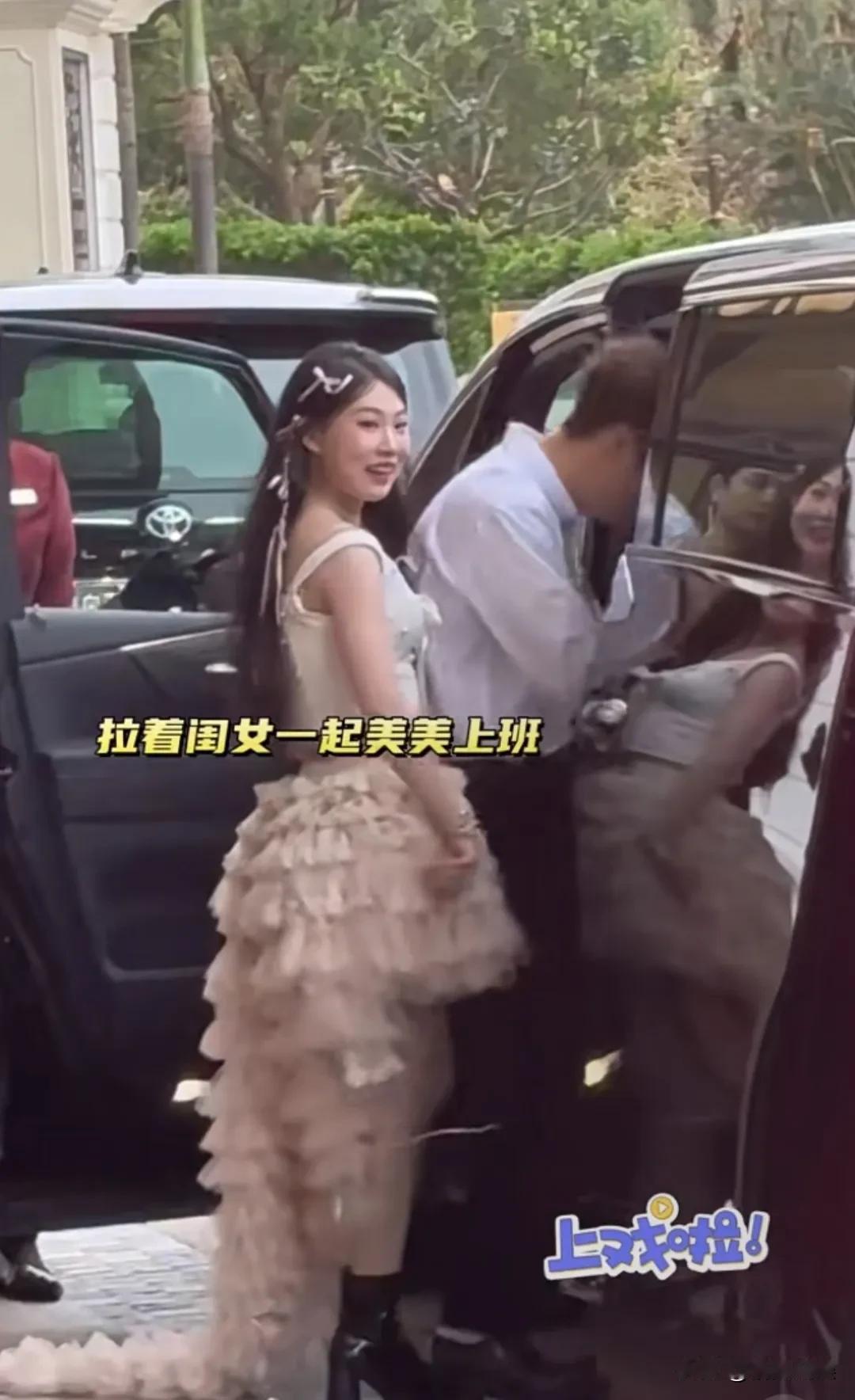 财阀千金上班了。[呲牙笑]小沈阳和女儿沈佳润共同出席湾区升明月晚会，父女俩好像啊