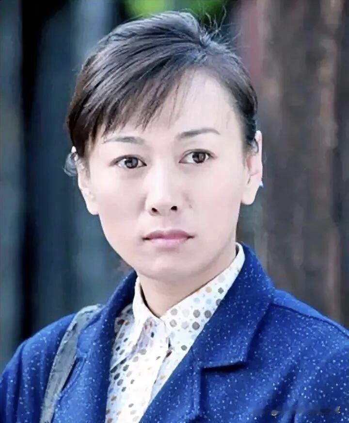 她长相比较大气，演技不输周迅，俞飞鸿，怎么就一直红不起来呢？其实她20多年前就出