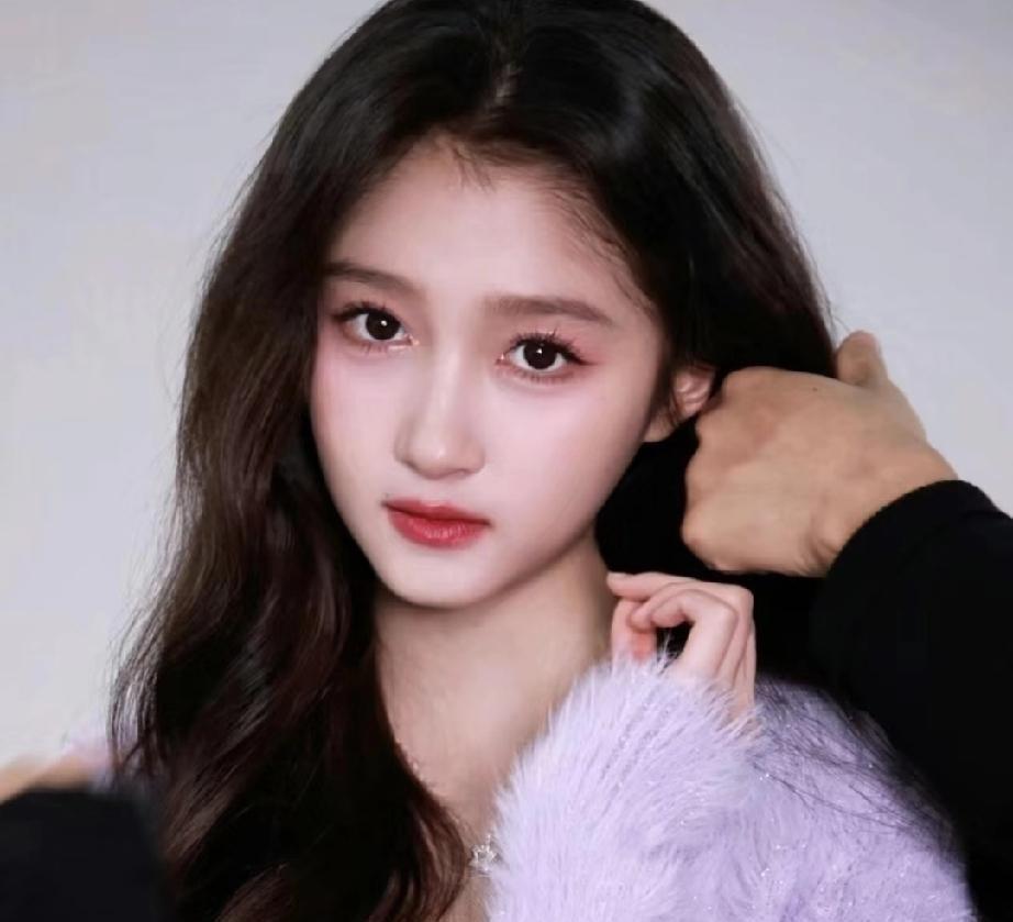 推掉的不是综艺，是催婚时钟。关晓彤团队最近婉拒的邀约，比接下的剧本还厚。业内