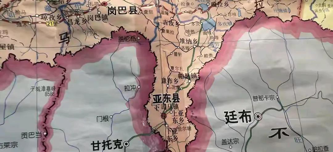 亚东县这个位置，真的是战略咽喉之地！亚东县旁边是锡金和不丹，这块区域像一个楔子一
