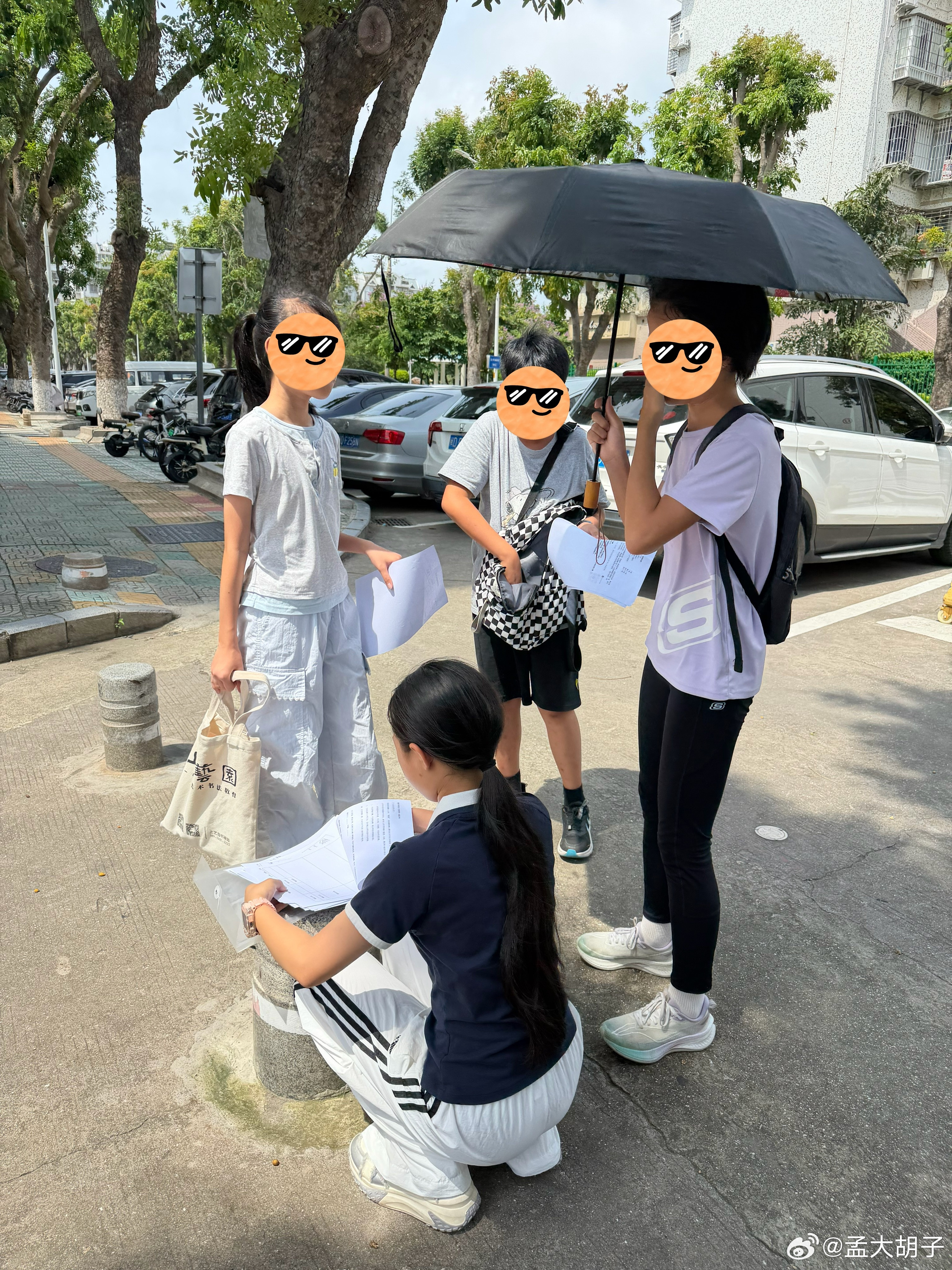今天带孩子们体验盲道的重要性