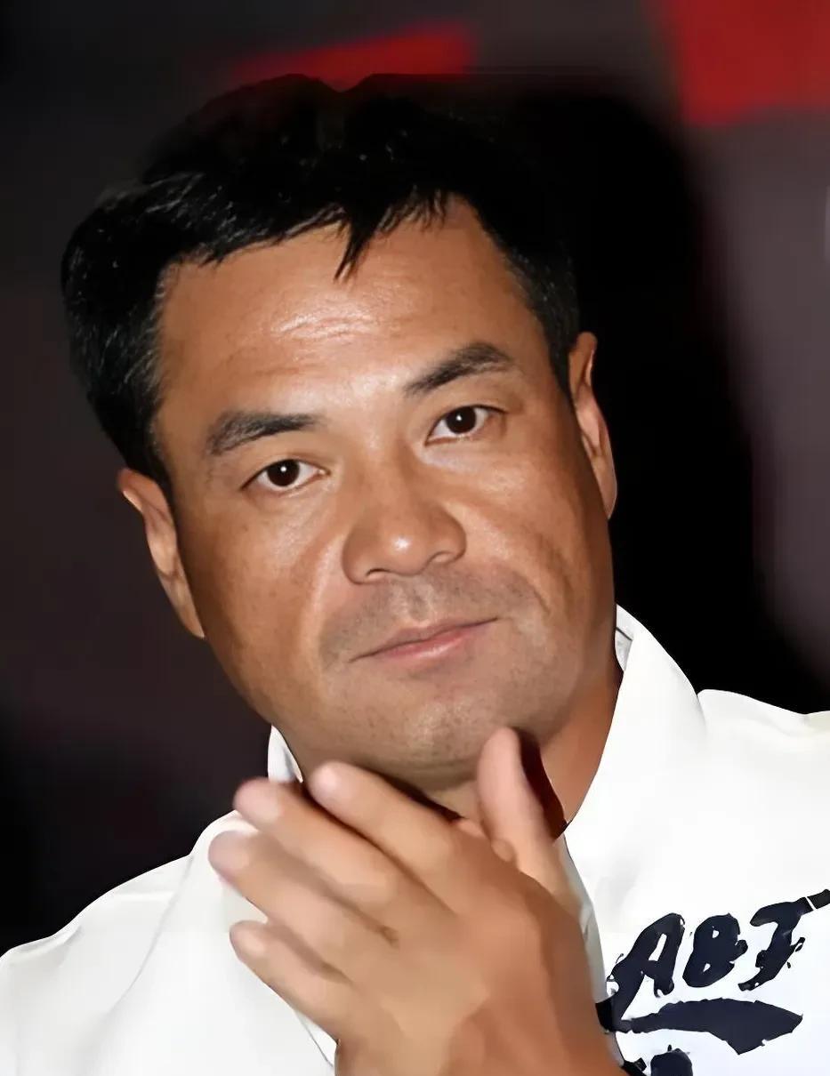 《利剑玫瑰》导演该向尤勇智道歉，倒不是说给安排的角色不好，也不是说剧中没让他