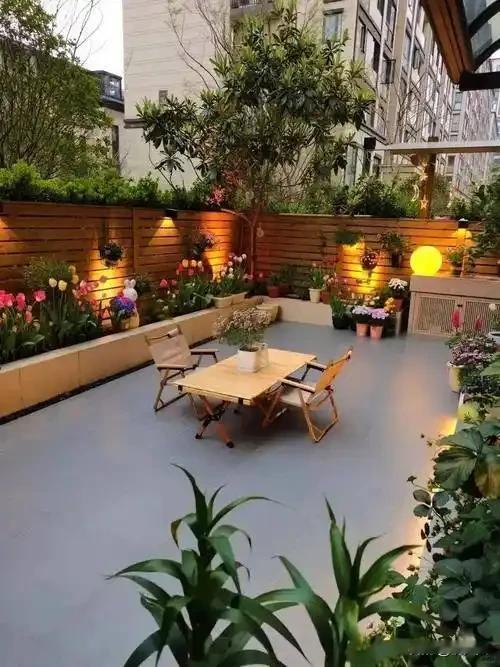 因为一个40平米的小院，房子要比其他楼层贵20万。这是贵还是便宜？今天朋友和